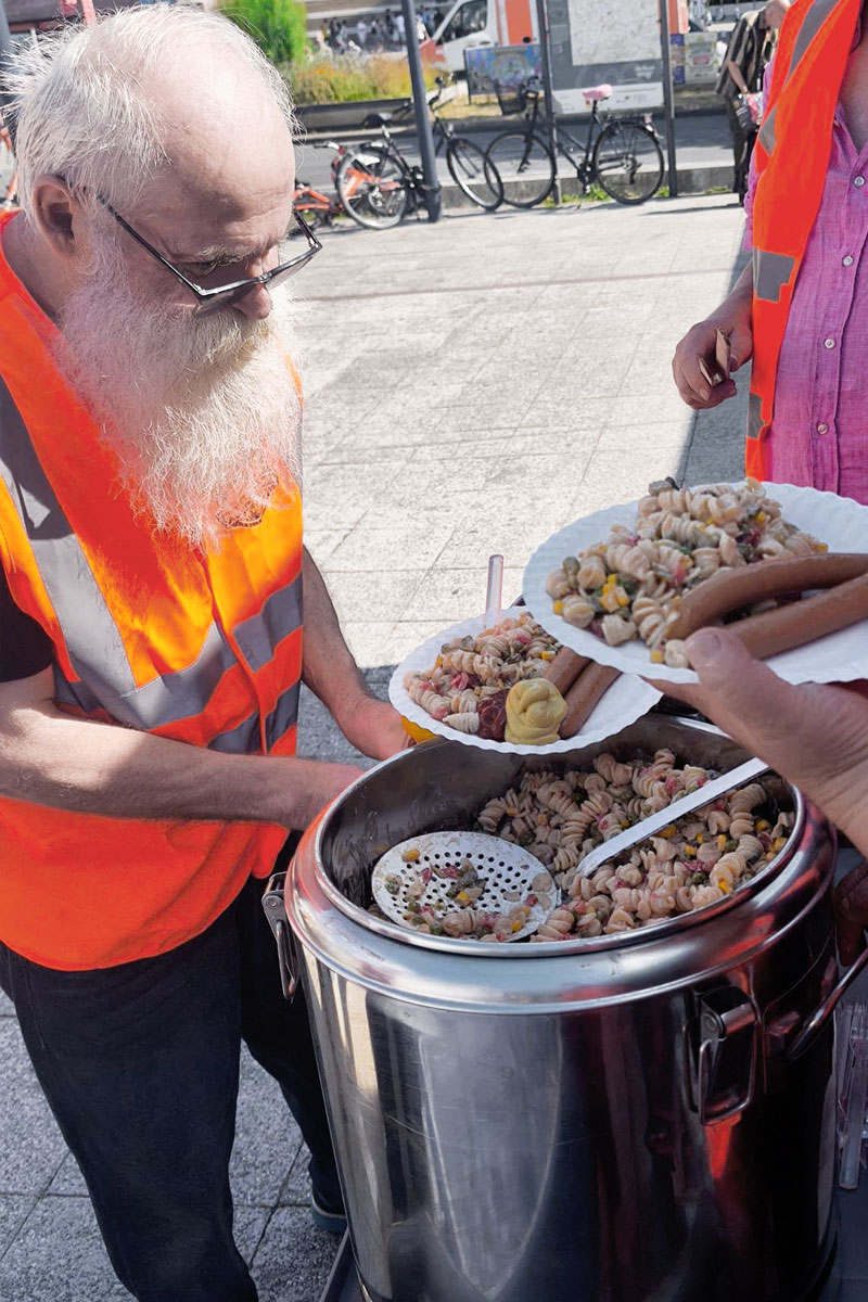 Essensausgabe am Dortmunder Hauptbahnhof